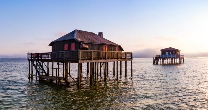 Escapade touristique au Bassin d'Arcachon en couple avec Driver Service Agency : les cabanes Tchanquées