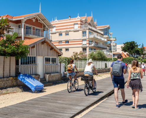 Escapade touristique au Bassin d'Arcachon en couple avec Driver Service Agency : les cabanes Tchanquées