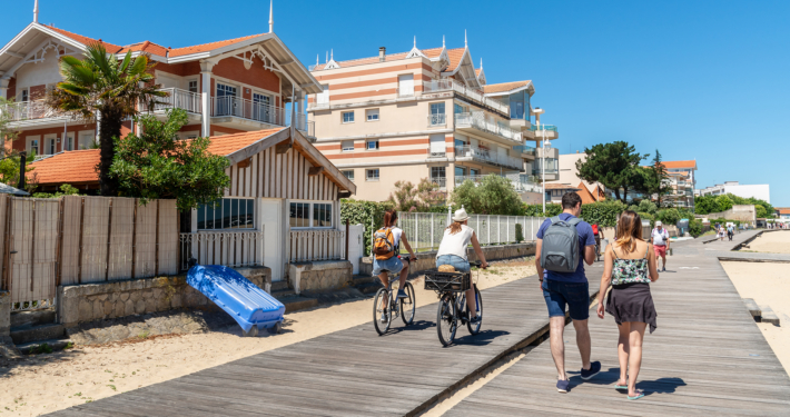 Escapade touristique au Bassin d'Arcachon en couple avec Driver Service Agency : les cabanes Tchanquées