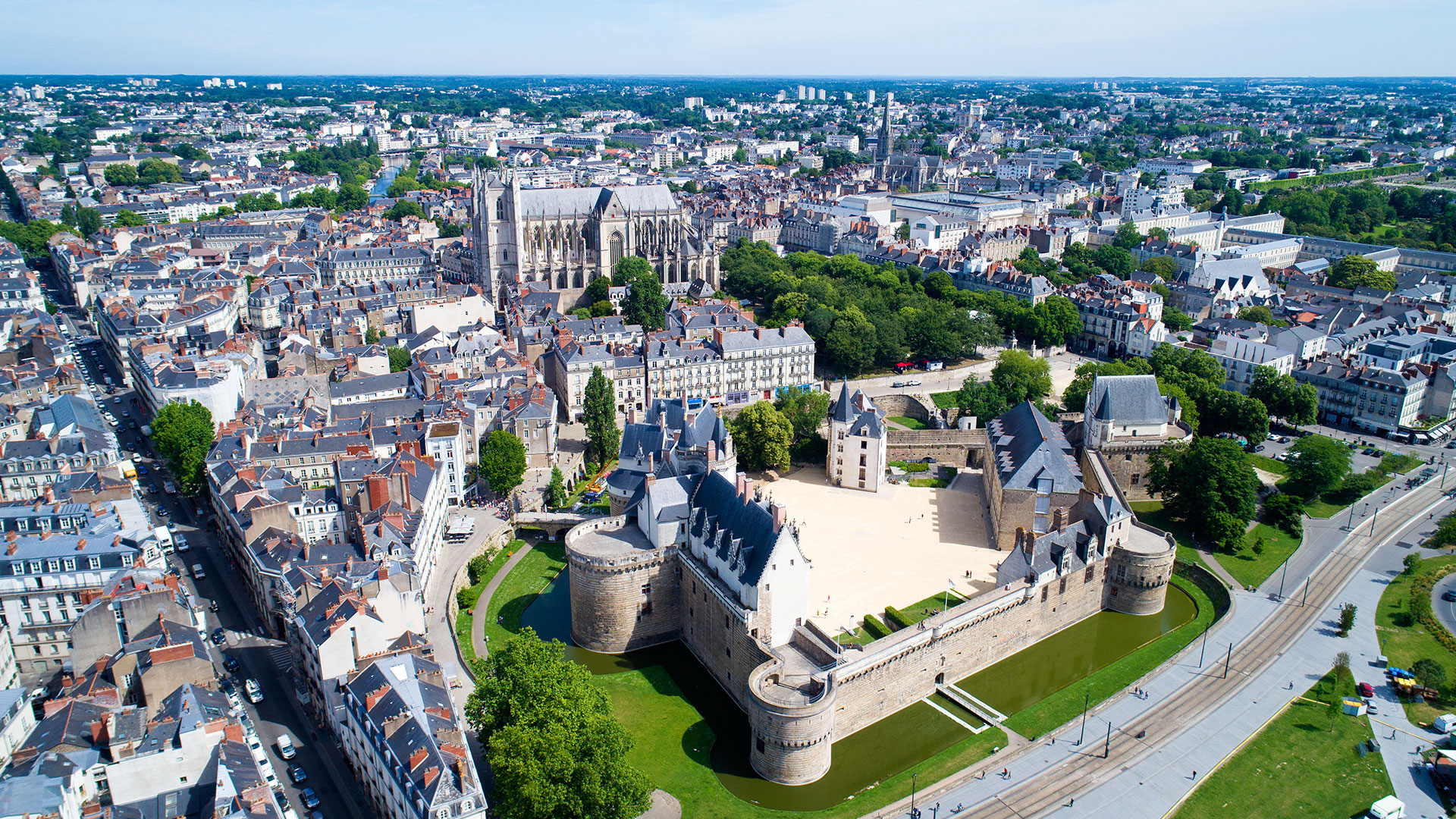 Visiter Nantes en 3 jours avec la flotte de DSA : des berlines de luxe au bus haut de gamme 50 places.