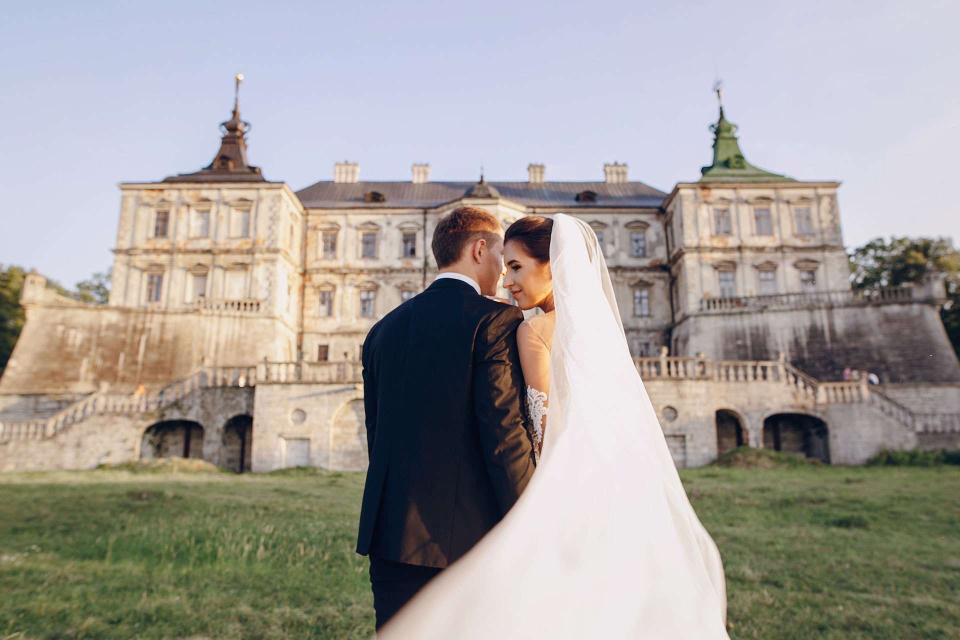 Transport Groupe Mariage Bordeaux : DSA vous accompagne vous et vos convives dans des bus VIP jusqu'à 50 places.