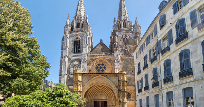 Visiter Bayonne et ses environs en BUS VIP avec chauffeur : DSA, votre partenaire de transport haut de gamme dans le Pays Basque